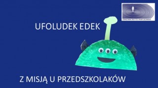 Z misją u przedszkolakow z misją u przedszkolaków. plakat ukazujący ufoludka